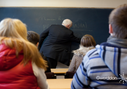 Astudiaeth o ganfyddiadau tiwtoriaid Cymraeg i Oedolion o anawsterau ynganu ymhlith dysgwyr yr iaith (A study of tutors’ perspectives on learners’ pronunciation difficulties in the Welsh for Adults Sector)